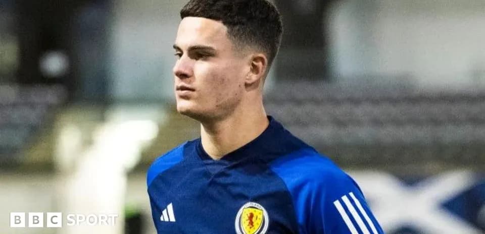 Jugador escocés entrenando en camiseta azul