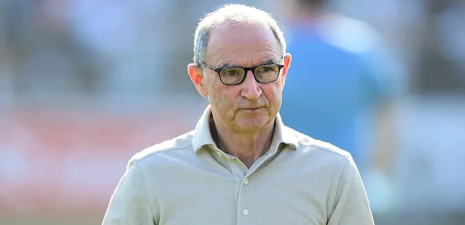 Hombre con gafas en un entorno deportivo