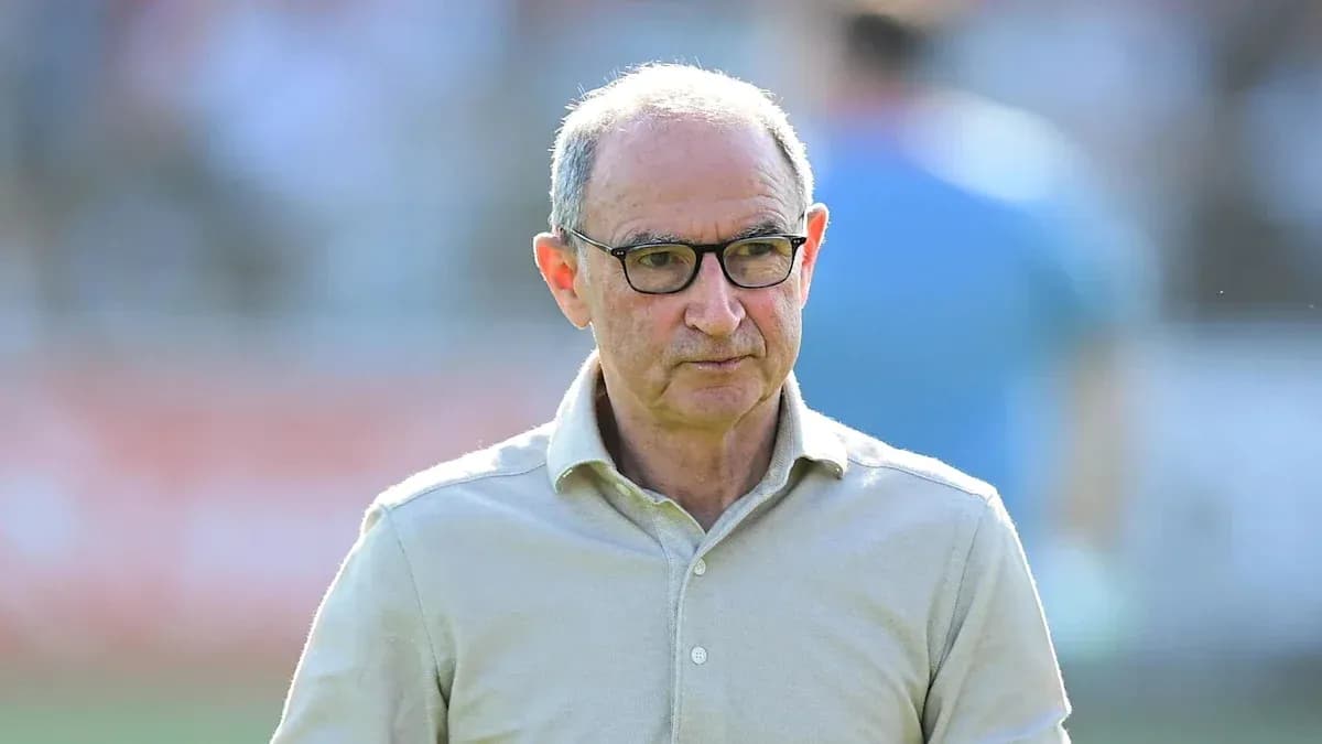 Hombre con gafas en un entorno deportivo