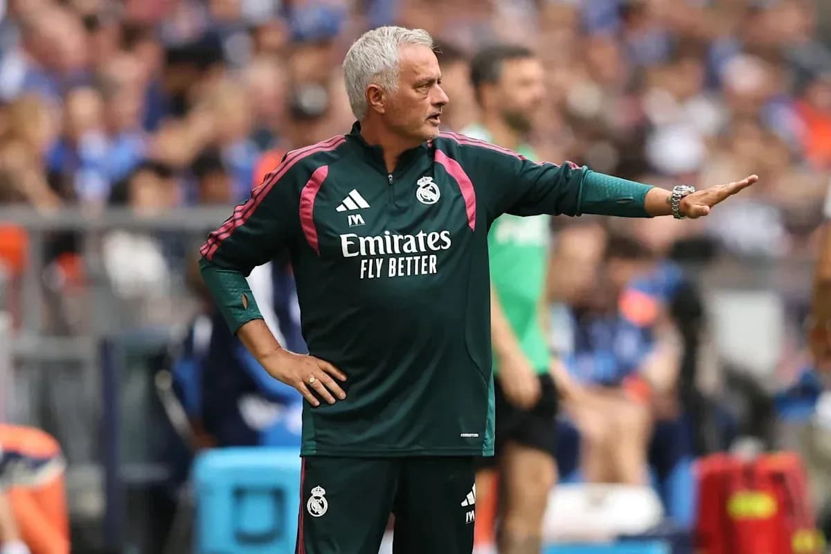 Entrenador de Real Madrid dirigiendo a su equipo
