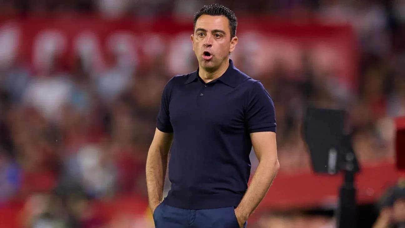 Entrenador dirigiendo al equipo desde la línea de banda