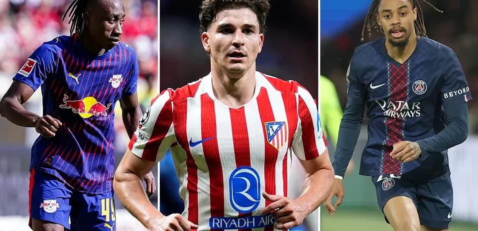 Tres jugadores de fútbol en acción en sus equipos