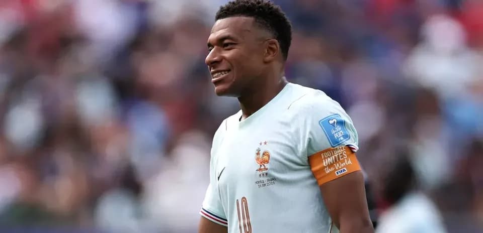 Jugador de Francia con camiseta y brazalete durante partido