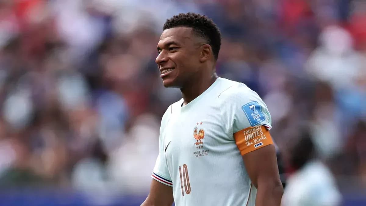 Jugador de Francia con camiseta y brazalete durante partido
