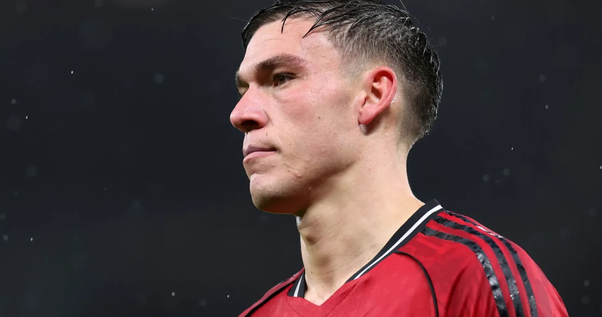 Jugador de fútbol con camiseta roja en el campo