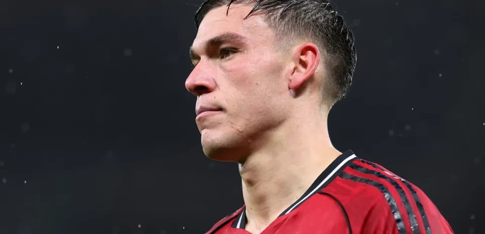 Jugador de fútbol con camiseta roja en el campo