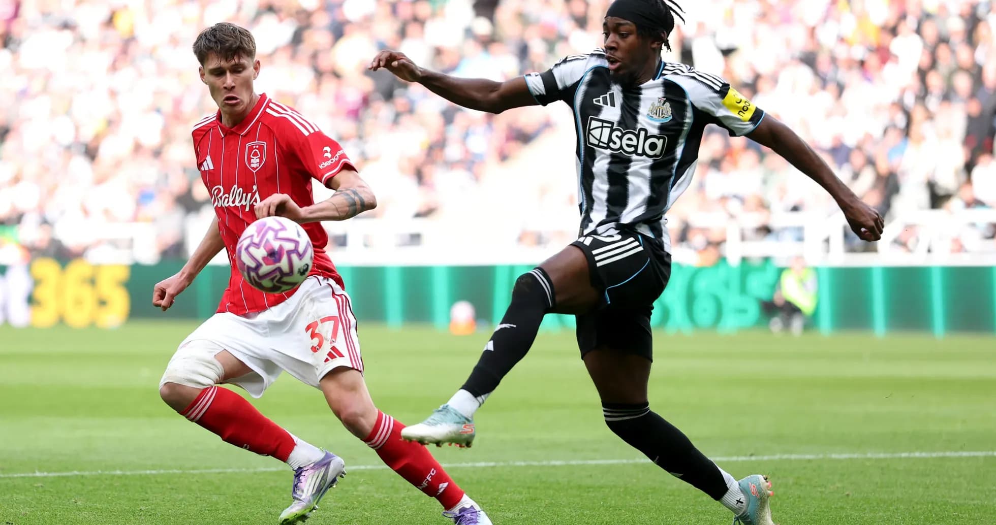 Jugador de Nottingham Forest y Newcastle compitiendo