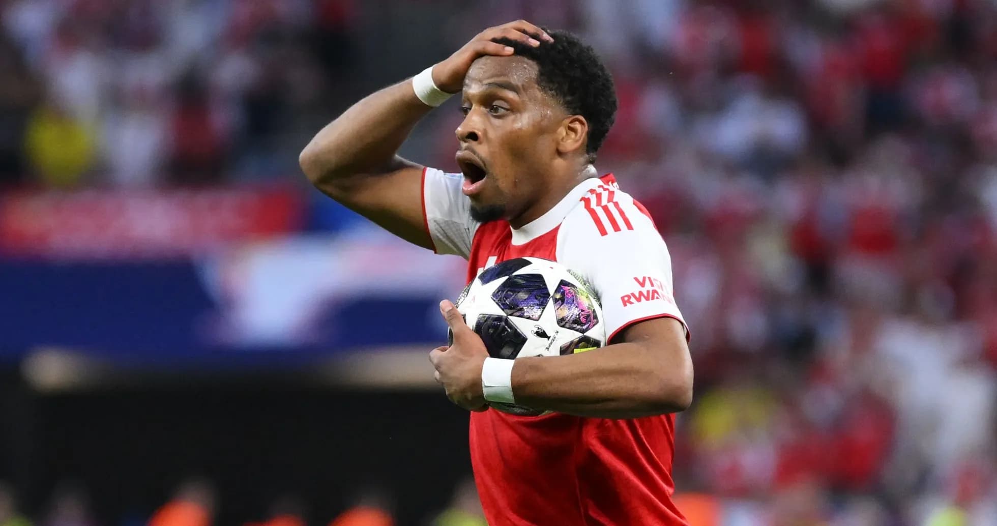 Jugador sosteniendo el balón durante un partido