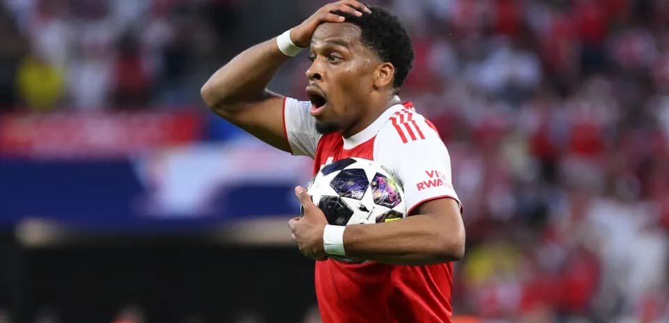 Jugador sosteniendo el balón durante un partido