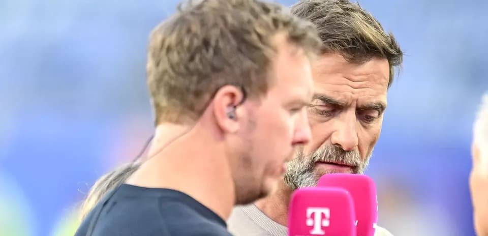 Entrevista a dos hombres con micrófonos en evento