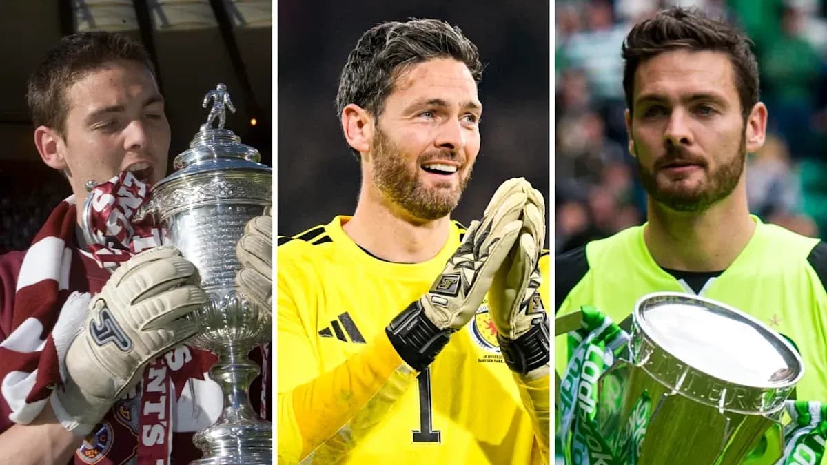 Tres porteros sosteniendo trofeos de fútbol