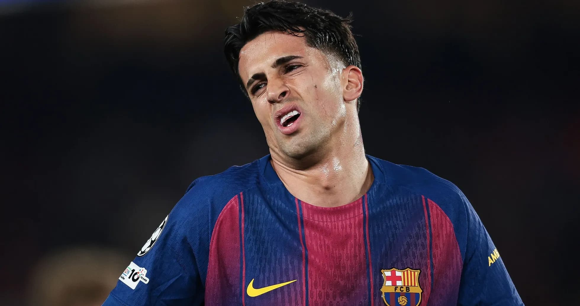 Jugador de Barcelona mostrando frustración en el partido