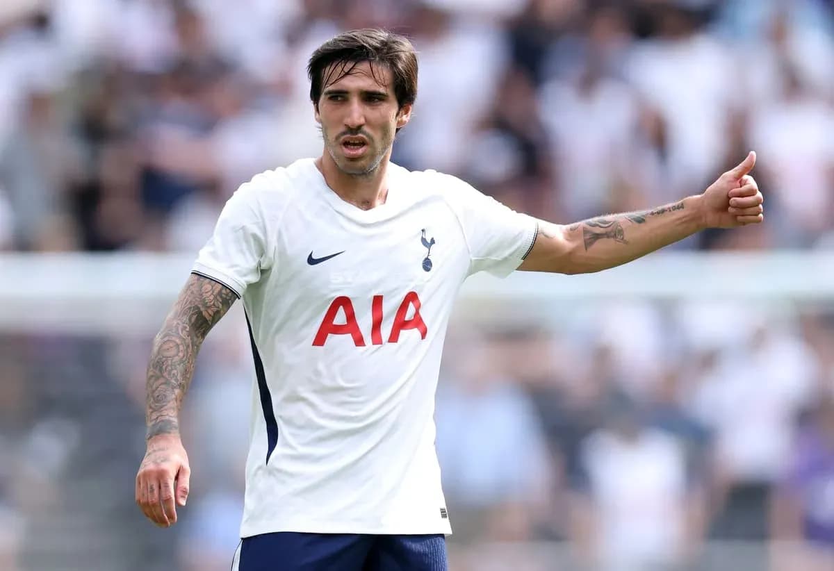 Jugador de Tottenham señalando durante el partido