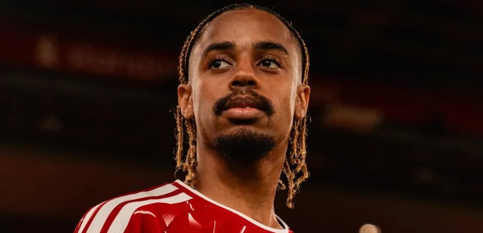 Jugador con camiseta roja en estadio