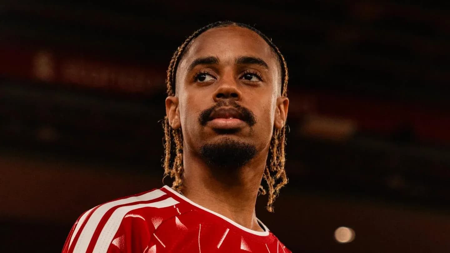 Jugador con camiseta roja en estadio