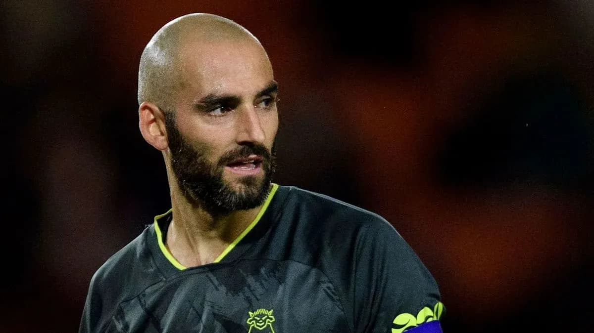 Jugador con camiseta de portero en el campo