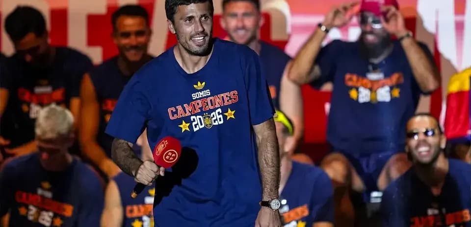 Jugador celebrando con micrófono en evento