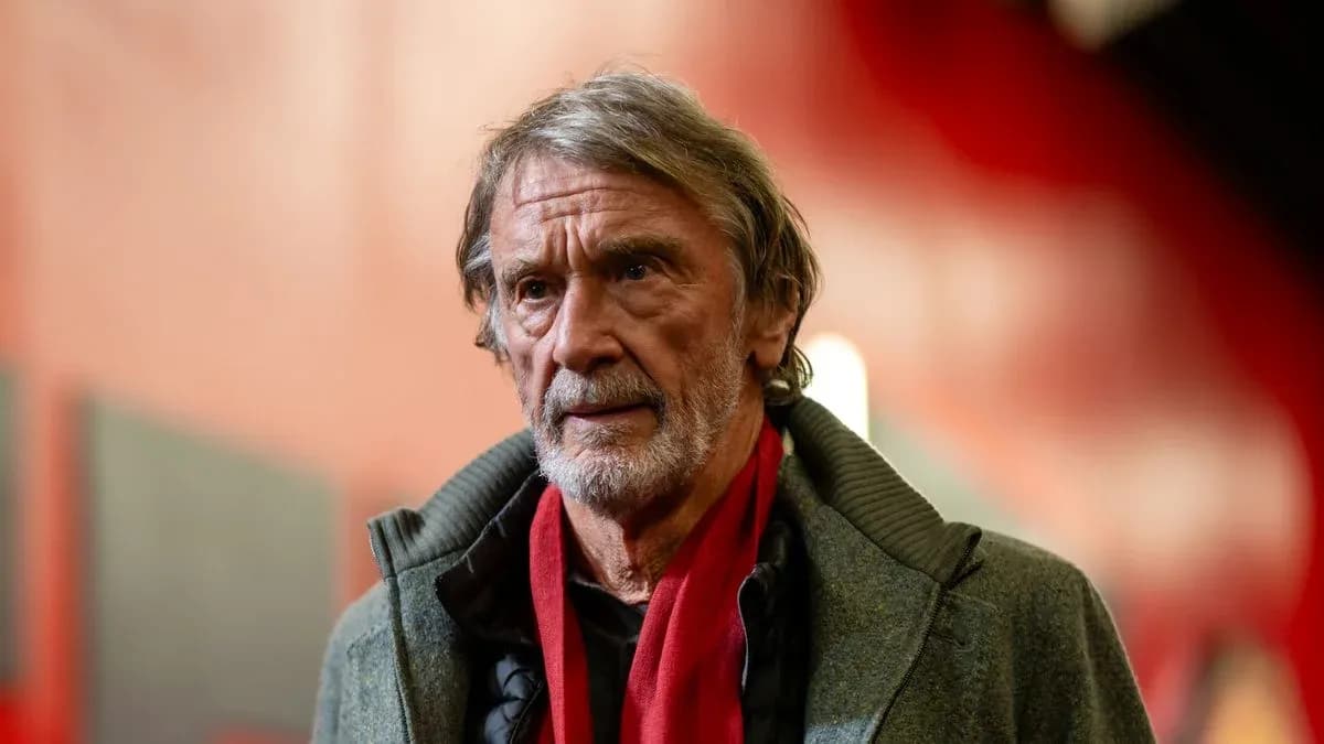 Hombre mayor con abrigo y bufanda roja