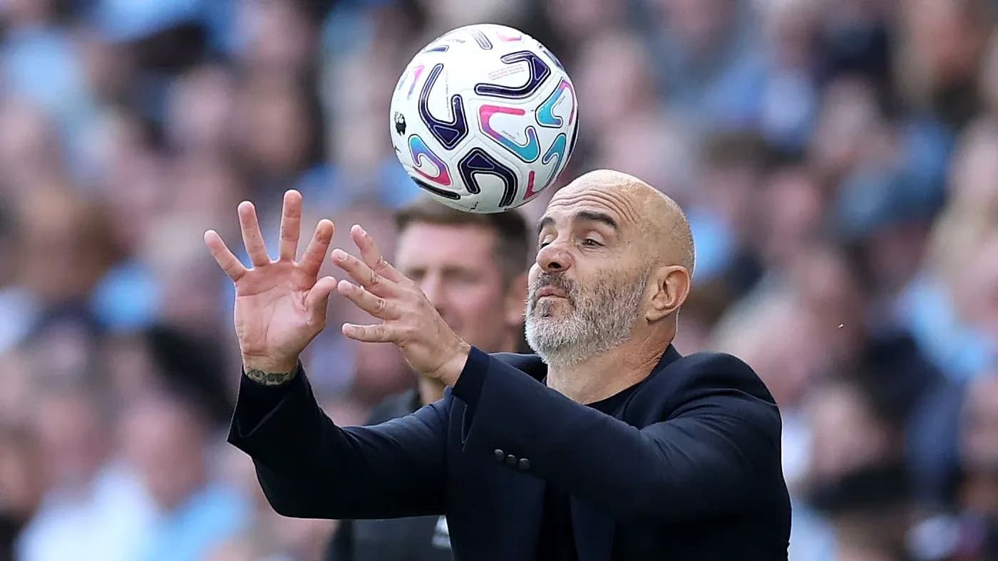Entrenador intentando atrapar un balón durante el partido