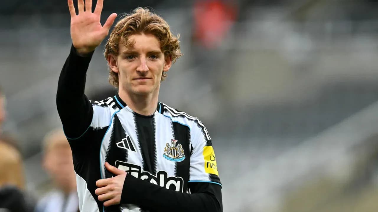 Jugador de Newcastle saludando al público en el estadio