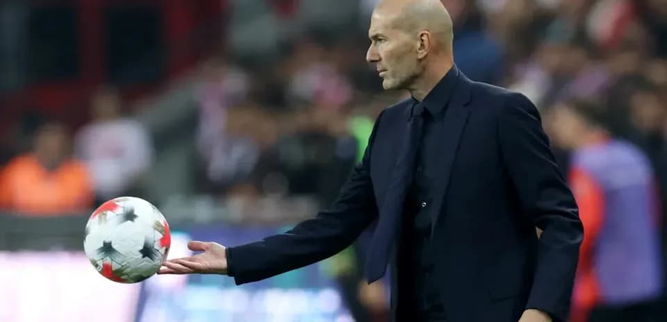 Entrenador lanzando balón durante un partido