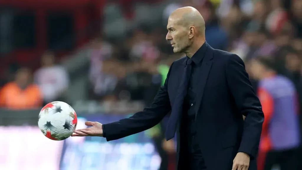 Entrenador lanzando balón durante un partido