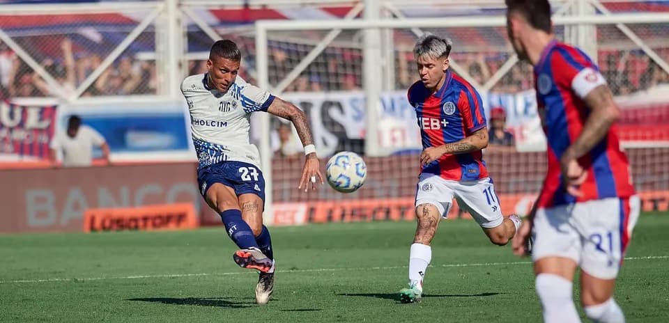 Jugador de Talleres disparando a portería