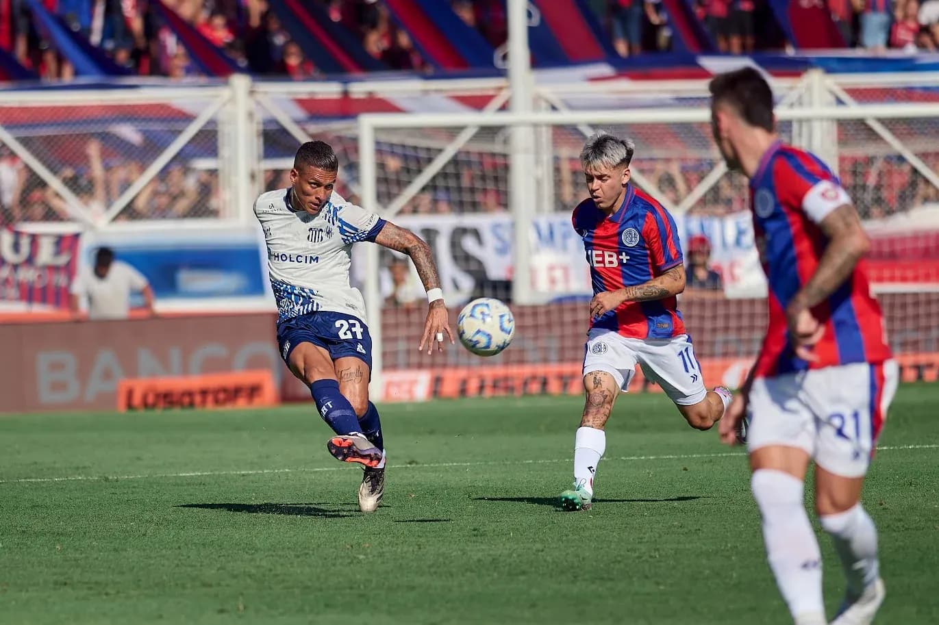 Jugador de Talleres disparando a portería