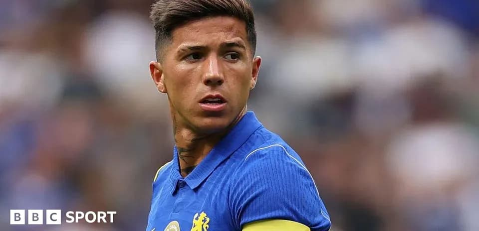 Jugador con camiseta azul y cinta de capitán