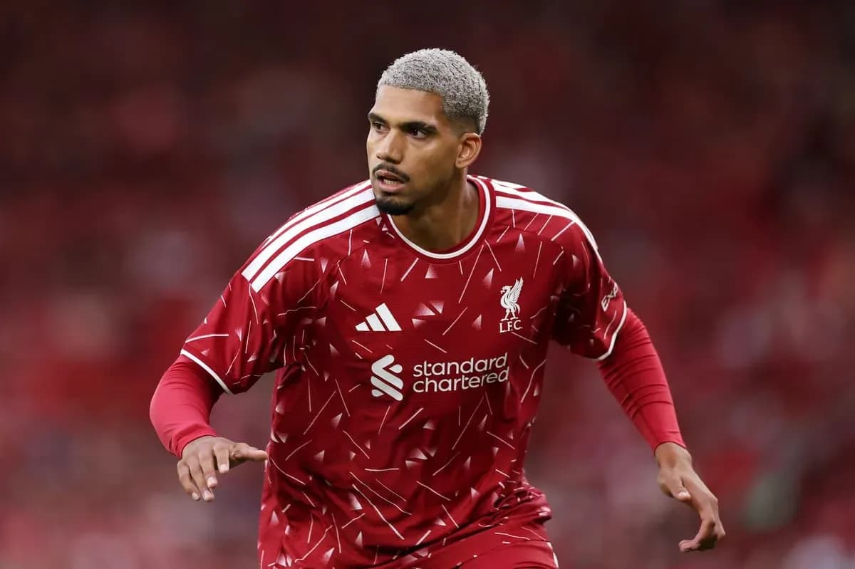 Jugador de Liverpool corriendo en el campo
