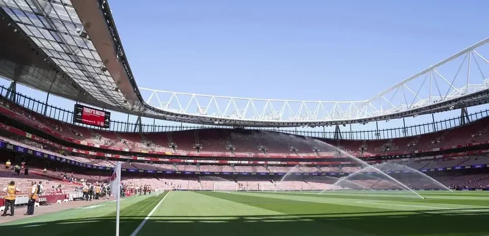 Vista del estadio con césped y riego automático