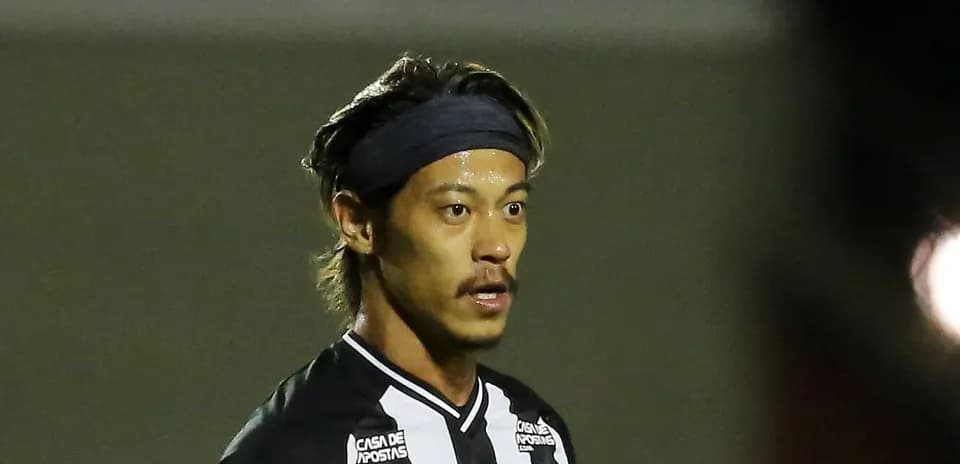 Jugador en uniforme durante un partido de fútbol
