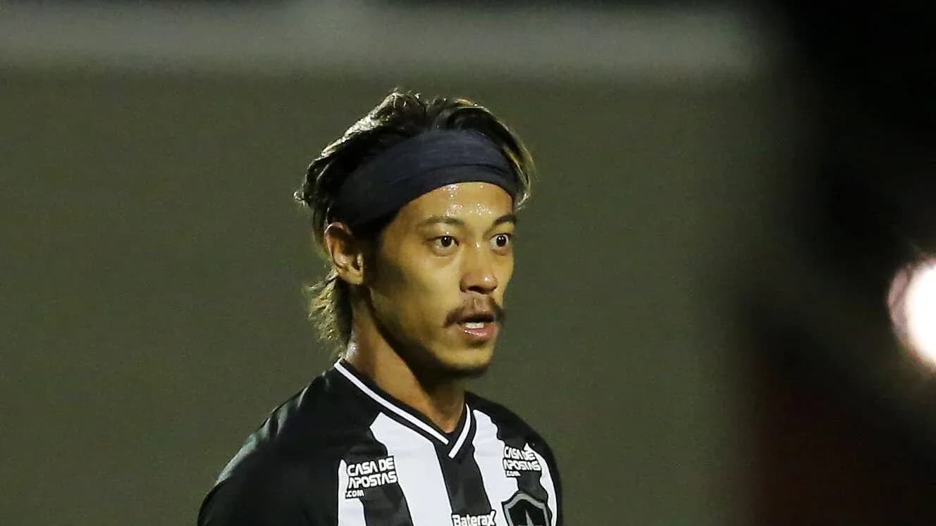 Jugador en uniforme durante un partido de fútbol