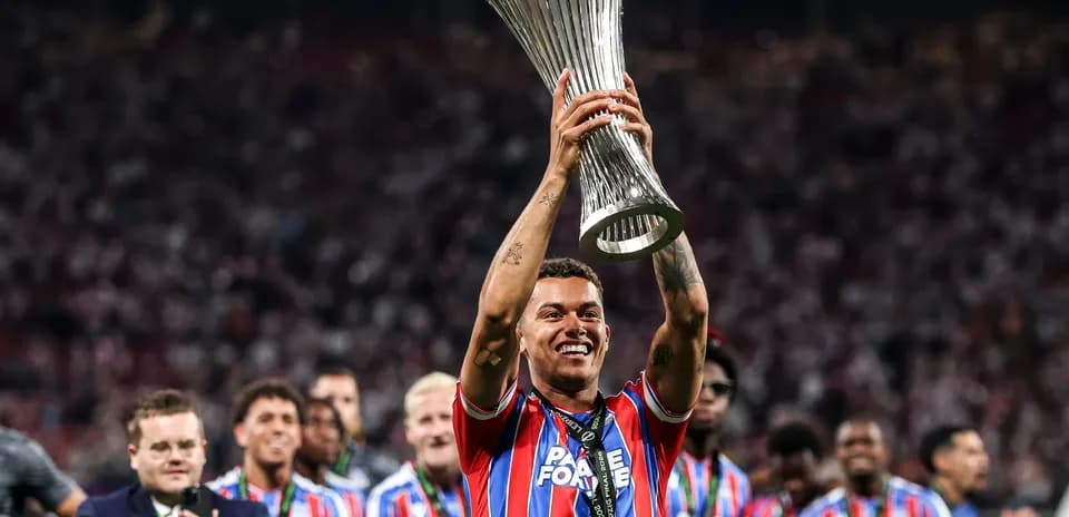 Jugador levantando el trofeo de la competición
