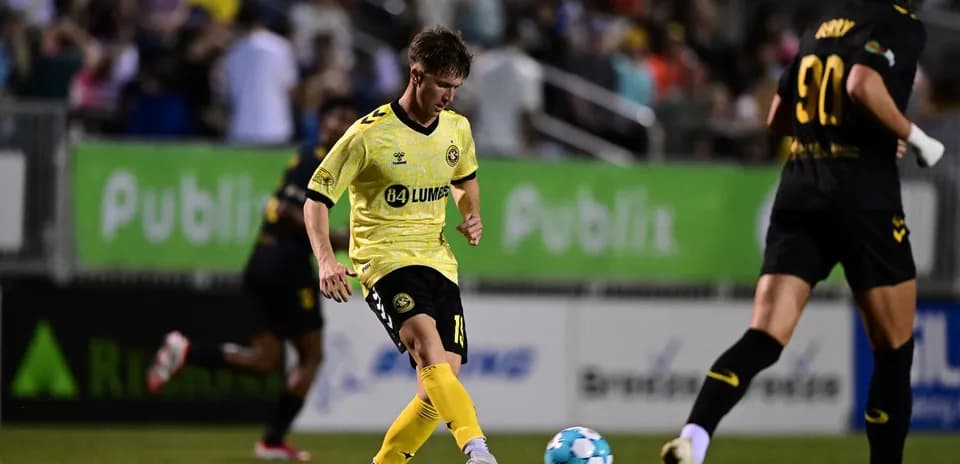 Jugador del Charleston Battery en acción durante el partido
