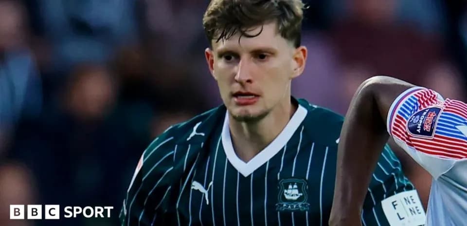 Jugador de Plymouth Argyle en acción durante el partido
