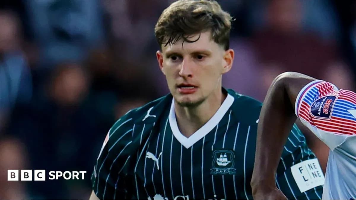Jugador de Plymouth Argyle en acción durante el partido