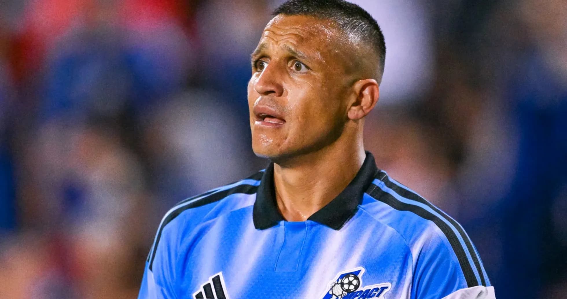 Jugador mirando hacia el campo durante un partido