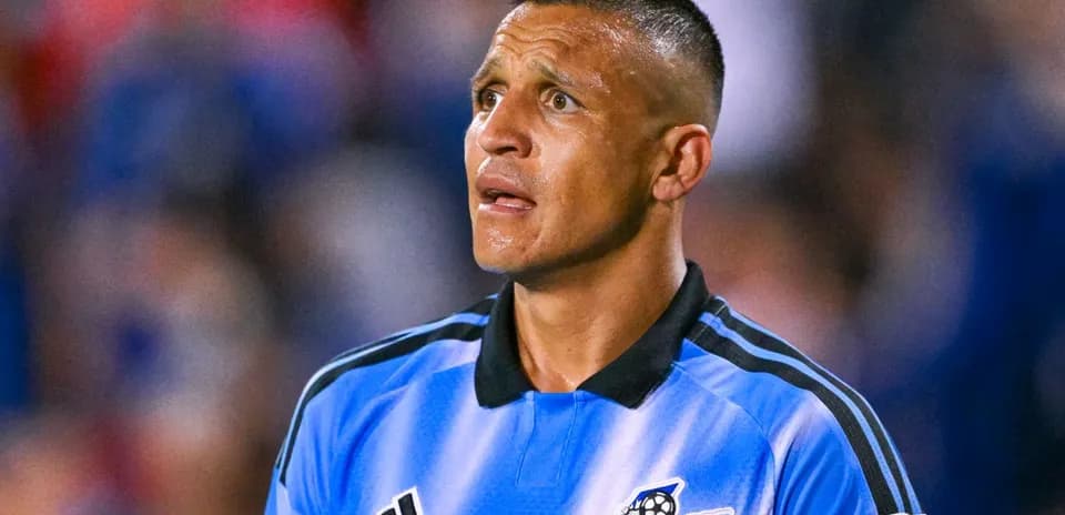 Jugador mirando hacia el campo durante un partido