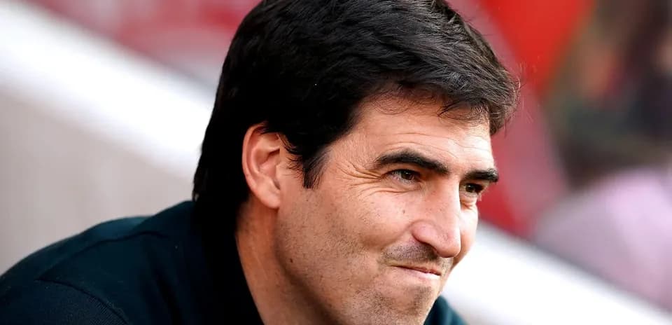 Entrenador observando el partido desde el banquillo