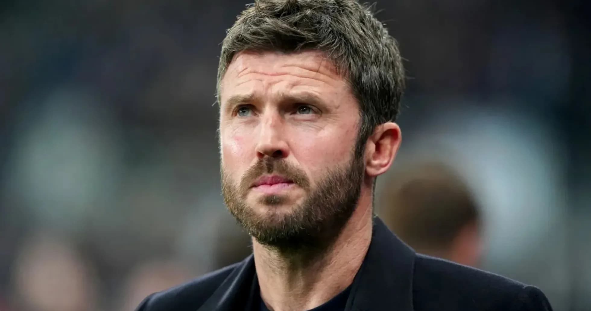 Entrenador observando durante un partido de fútbol