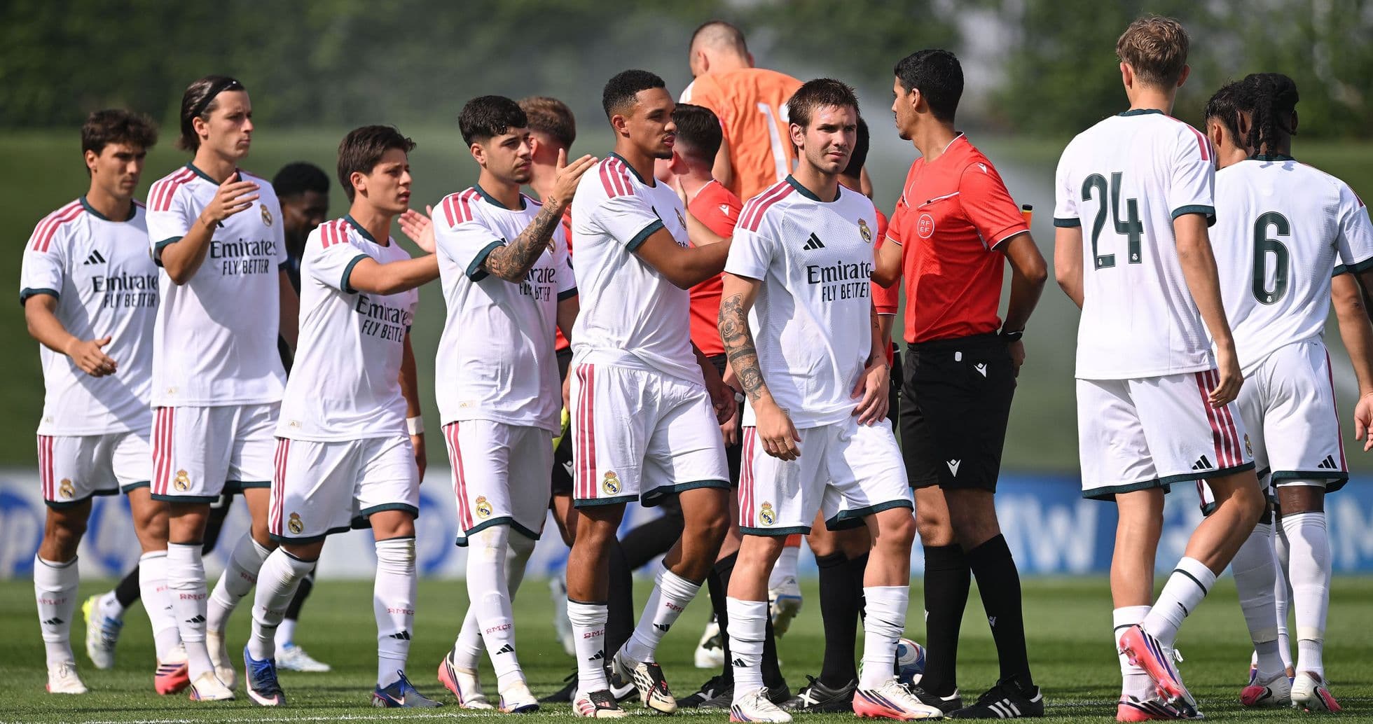 Jugadores de Real Madrid saludando a árbitro en campo