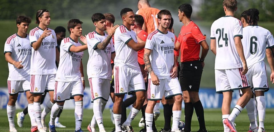 Jugadores de Real Madrid saludando a árbitro en campo
