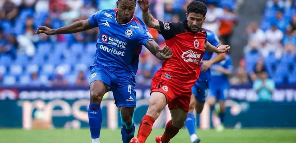 Jugadores de Tijuana y Cruz Azul disputando el balón