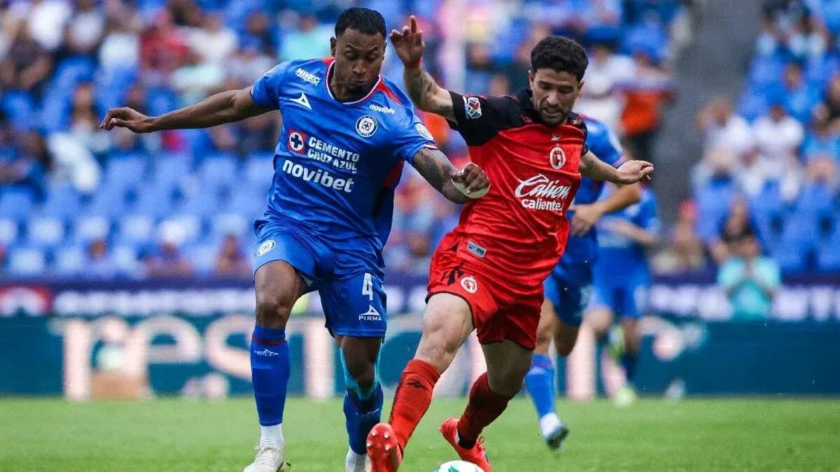 Jugadores de Tijuana y Cruz Azul disputando el balón