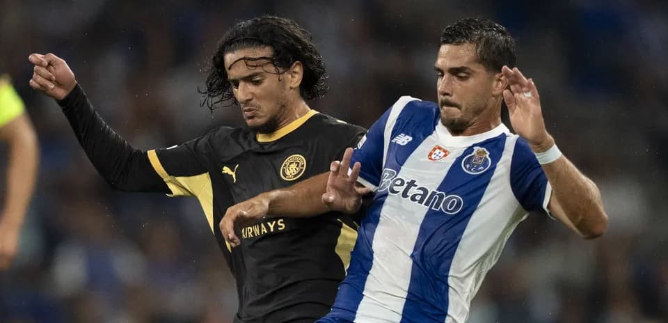 Dos jugadores disputando el balón durante el partido