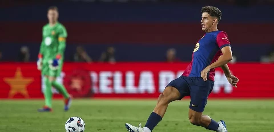 Jugador de fútbol realizando un pase en el campo