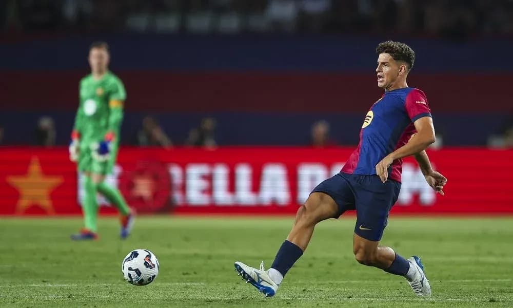Jugador de fútbol realizando un pase en el campo