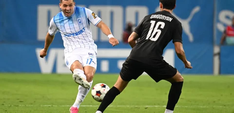 Jugador de Universitatea Craiova en acción