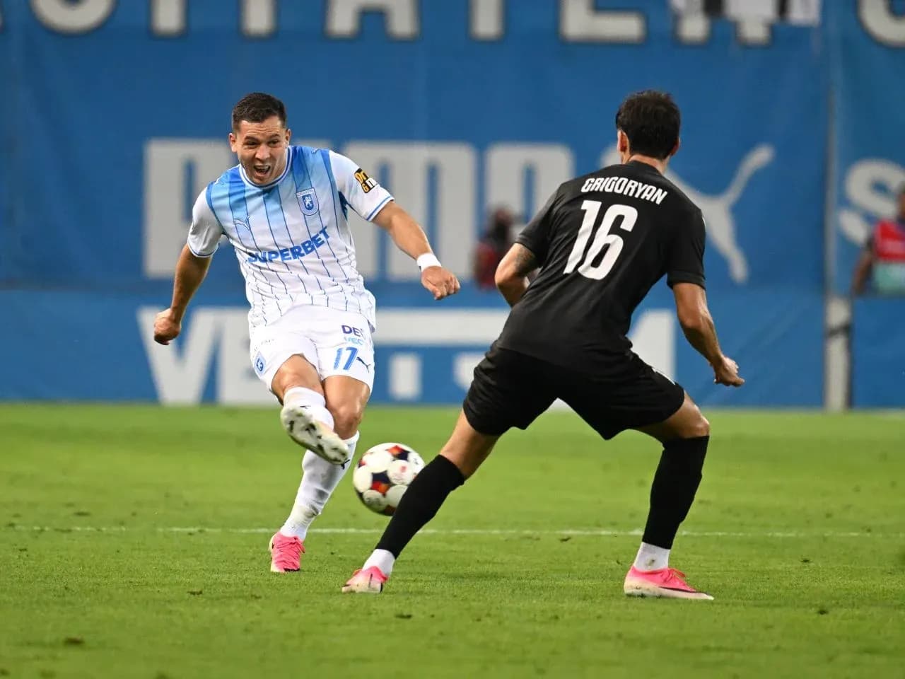 Jugador de Universitatea Craiova en acción